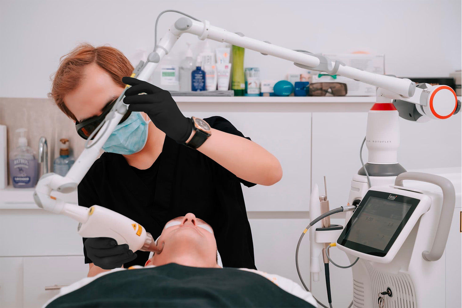 Mujer recibiendo tratamiento cosmético en el rostro.