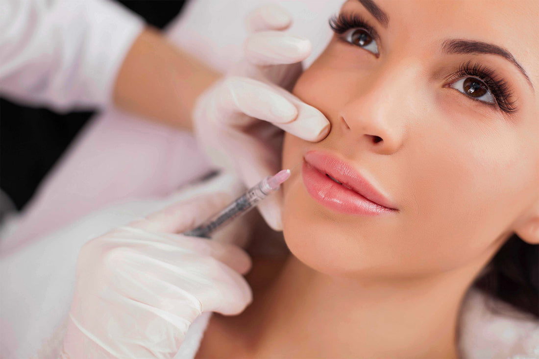 Mujer recibiendo un inyectable en sus labios.