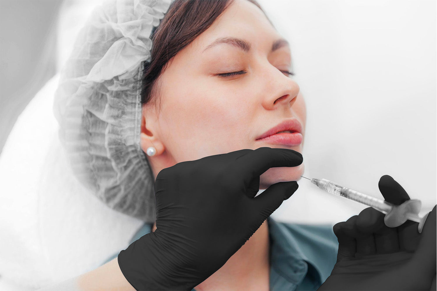 Mujer recibiendo un tratamiento cosmético en el rostro.