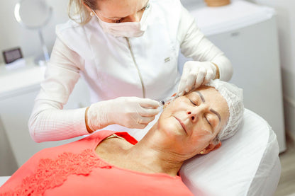 Mujer recibiendo un tratamiento cosmético en el rostro.