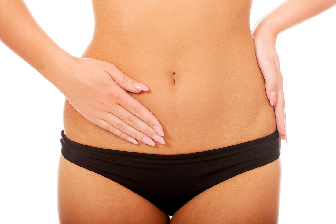 Foto de acercamiento del vientre y la ingle de una mujer en ropa interior sin vellos.