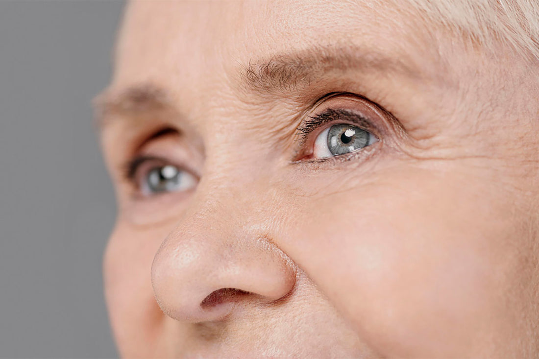 Acercamiento de los ojos de una mujer mayor con arrugas.