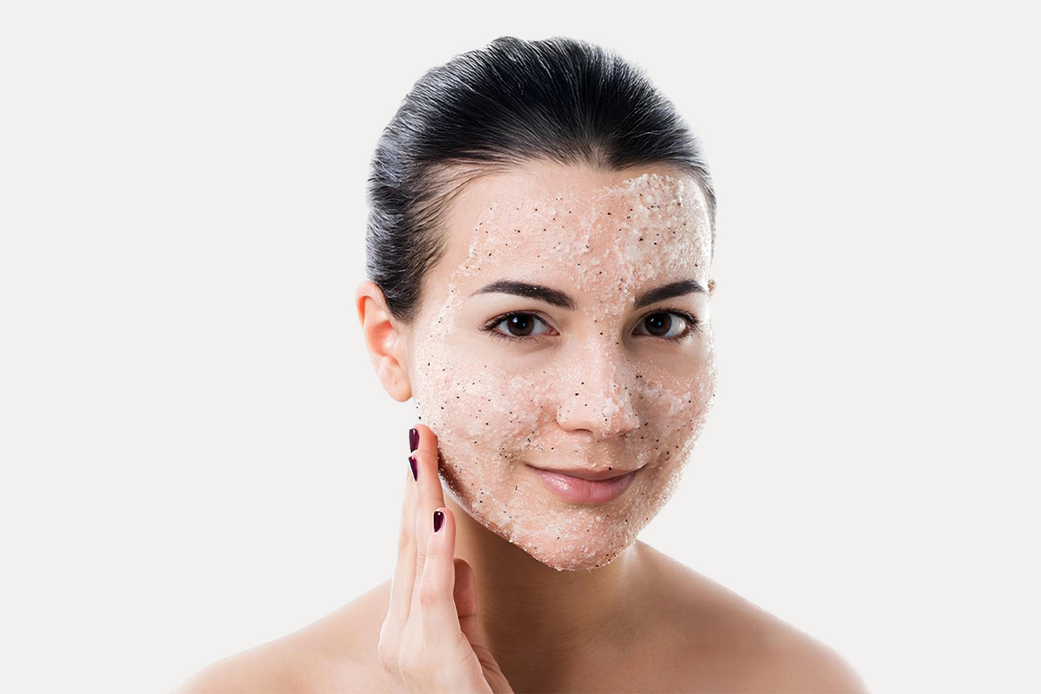 Mujer sonriente recibiendo el facial intensive aftercare.