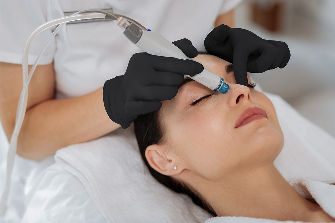 Mujer recibiendo un tratamiento cosmético en el rostro.