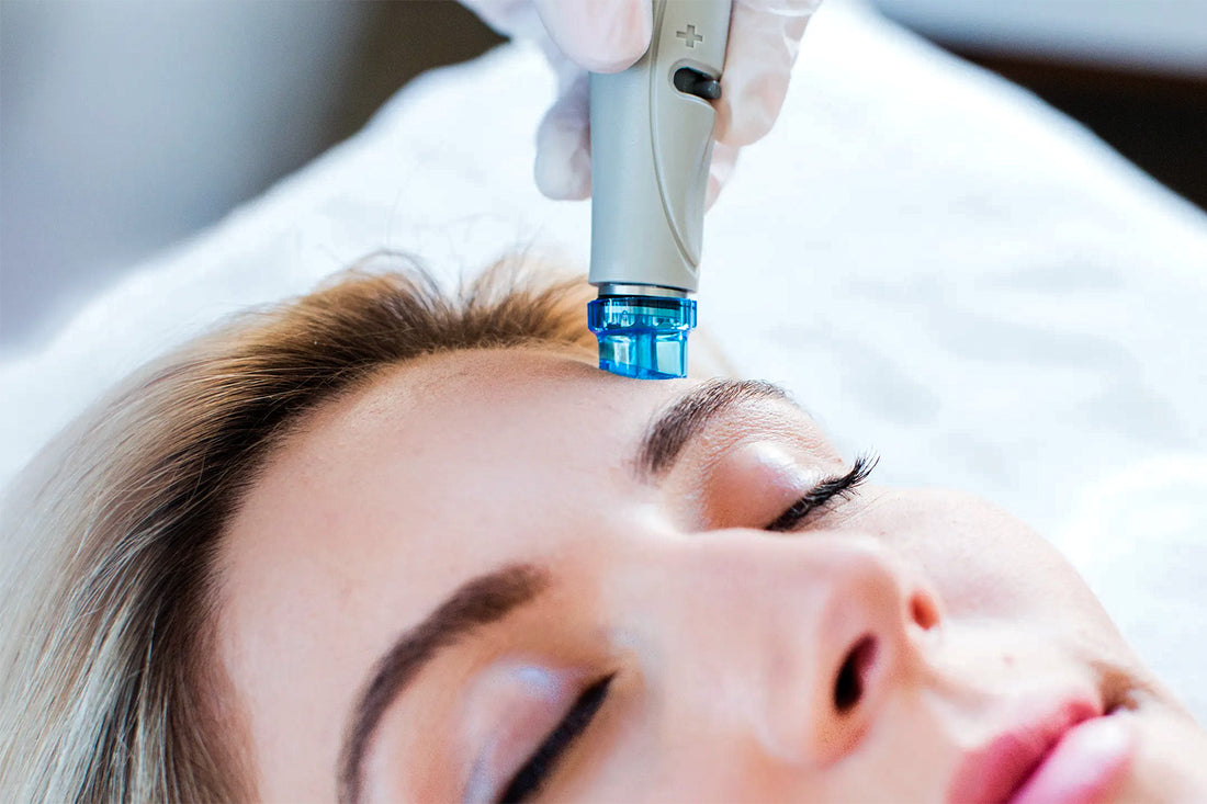 Mujer recibiendo un tratamiento cosmético en el rostro.