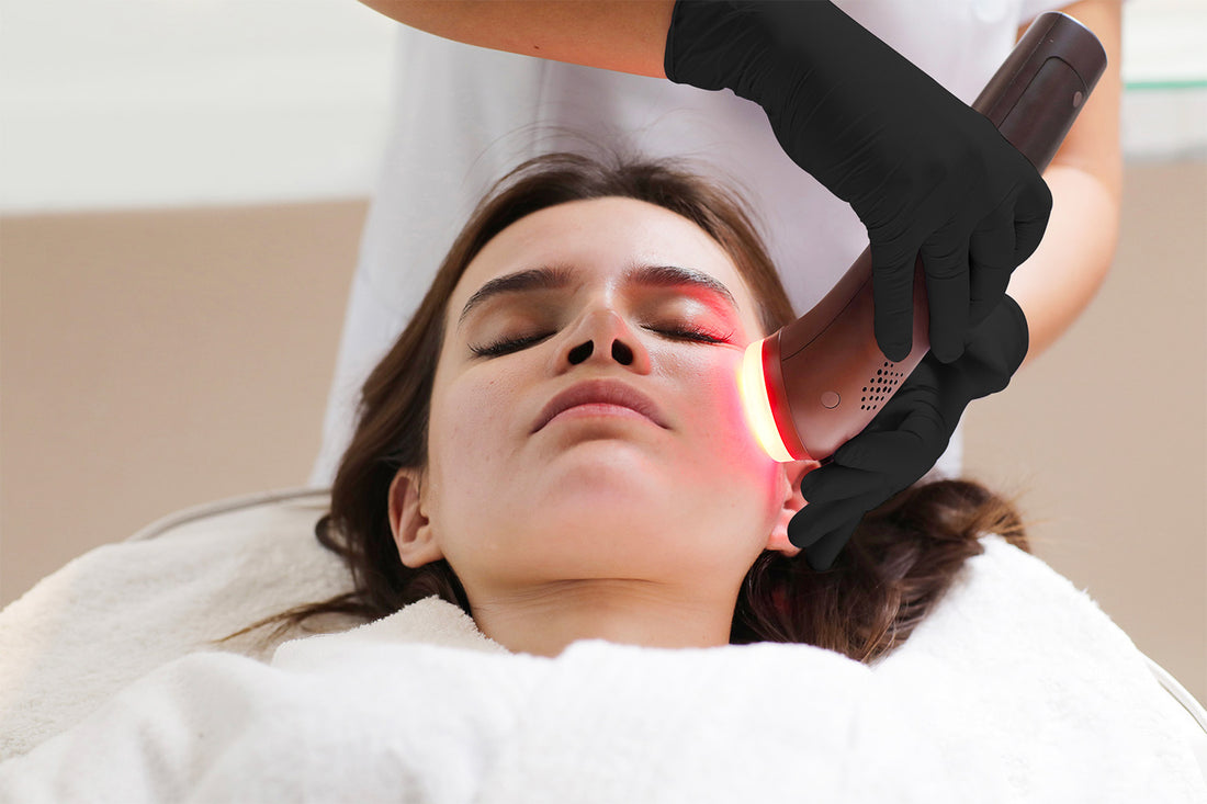 Mujer recibiendo un tratamiento cosmético en el rostro.