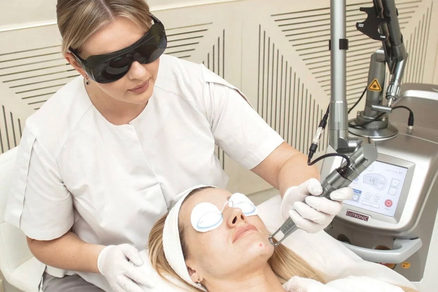 Mujer recibiendo un tratamiento láser en su rostro.