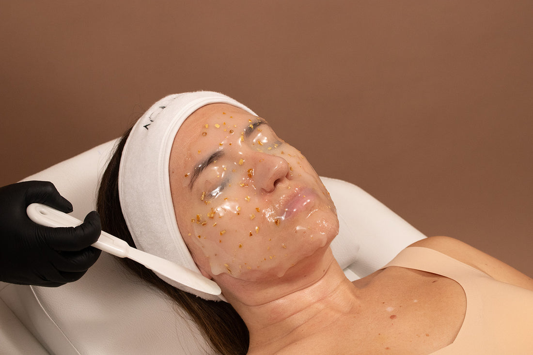 Mujer recibiendo un facial.