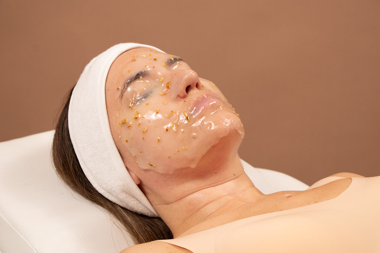 Mujer recibiendo un facial.