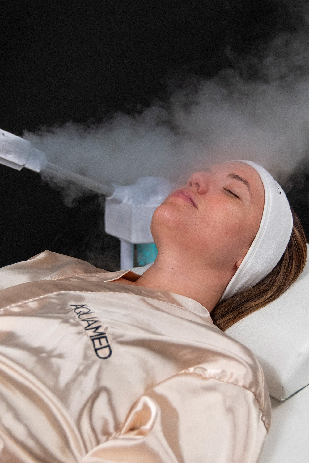 Mujer recibiendo un tratamiento cosmético en el rostro.