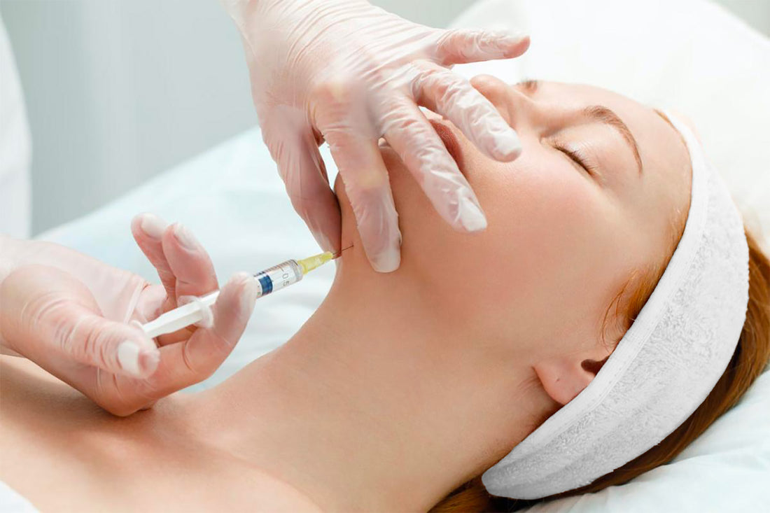 Mujer recibiendo un tratamiento cosmético en el rostro. 