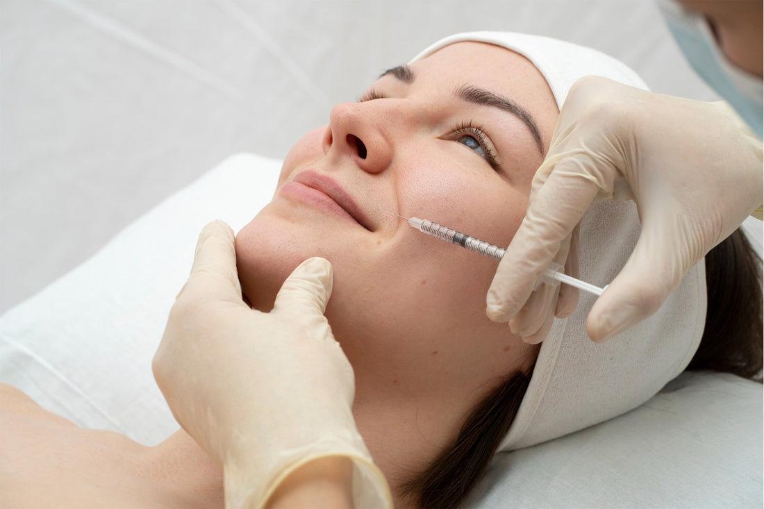 Mujer recibiendo un inyectable el el rostro. 