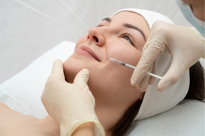 Mujer recibiendo un inyectable el el rostro. 