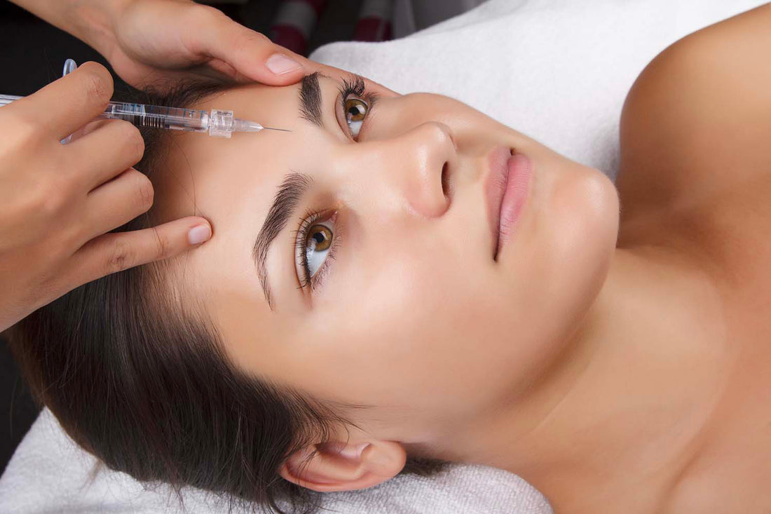 Mujer recibiendo un inyectable el el rostro. 