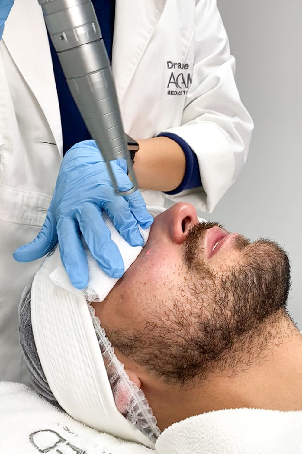 Hombre recibiendo un tratamiento cosmético en el rostro.