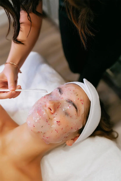 Mujer recibiendo un facial.