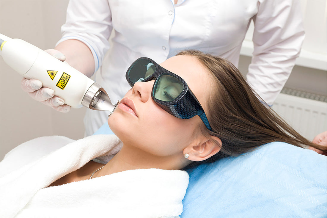 Mujer recibiendo tratamiento cosmético en el rostro.