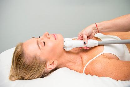 Mujer recibiendo un tratamiento cosmético en el rostro.