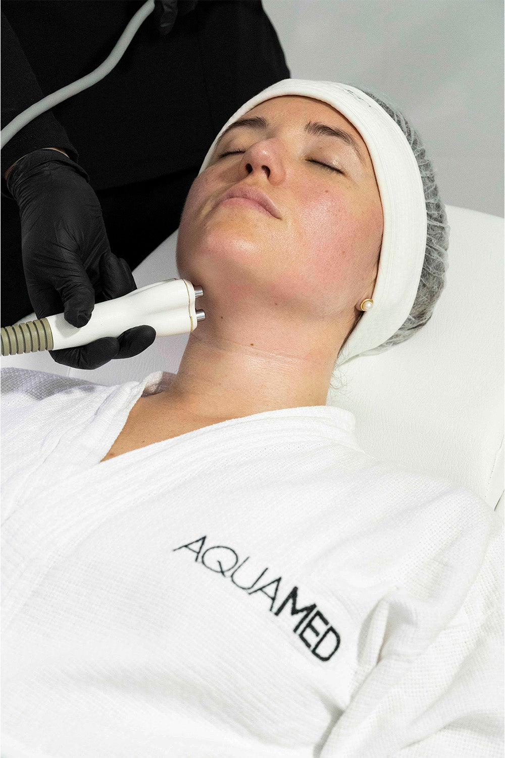 Mujer recibiendo un tratamiento cosmético en el rostro.