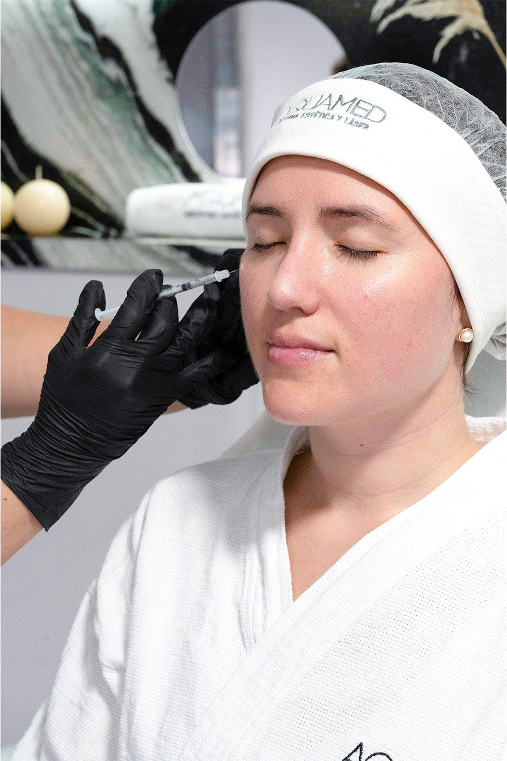 Mujer recibiendo toxina botulínica en el rostro.